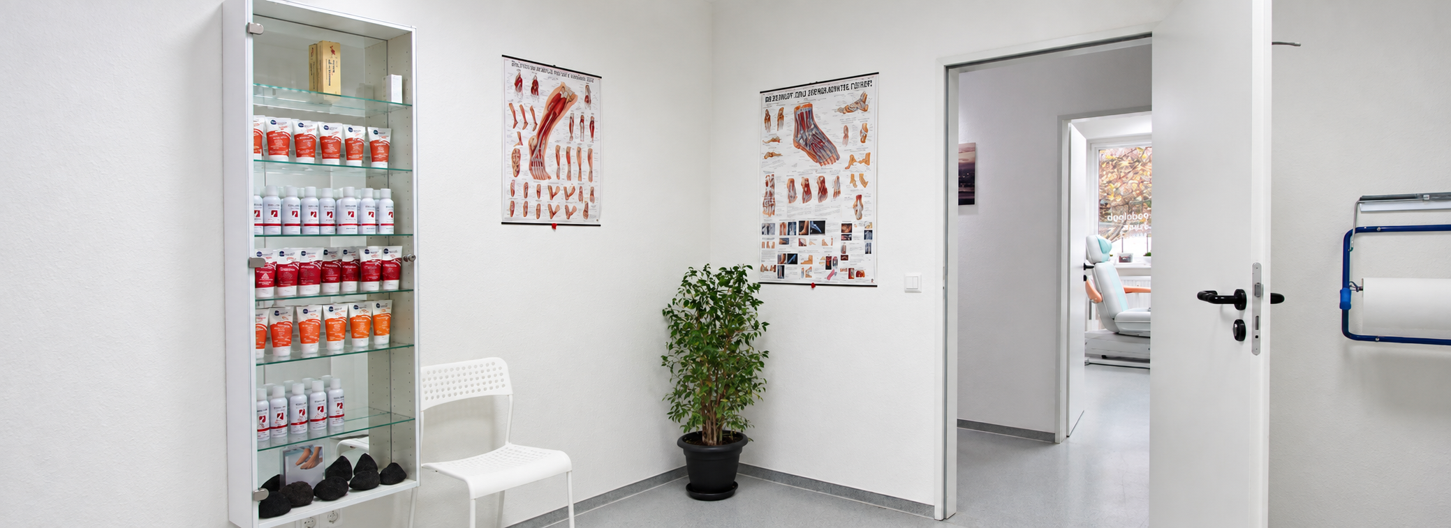 Flur mit Pflegeprodukten und anatomischen Fußtafeln