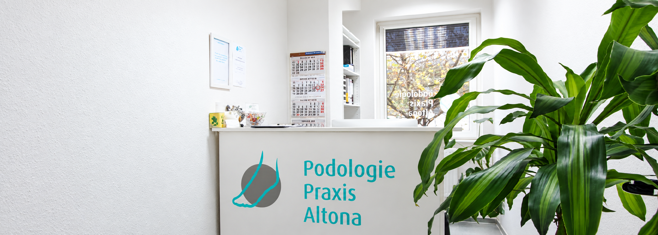 Empfang der Podologischen Praxis Altona mit Praxislogo am Tresen