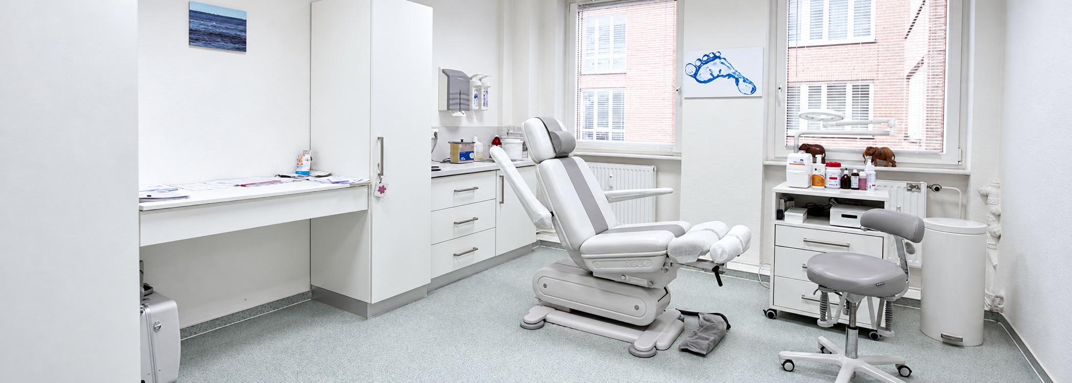 Behandlungsraum mit podologischem Behandlungsstuhl